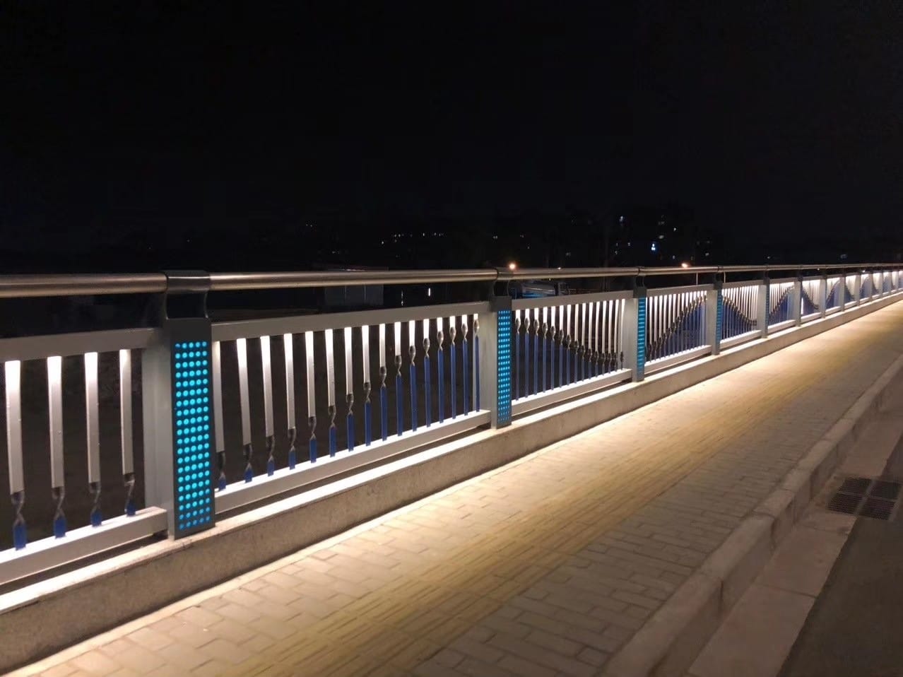 你知道的桥梁护栏有五个优势吗